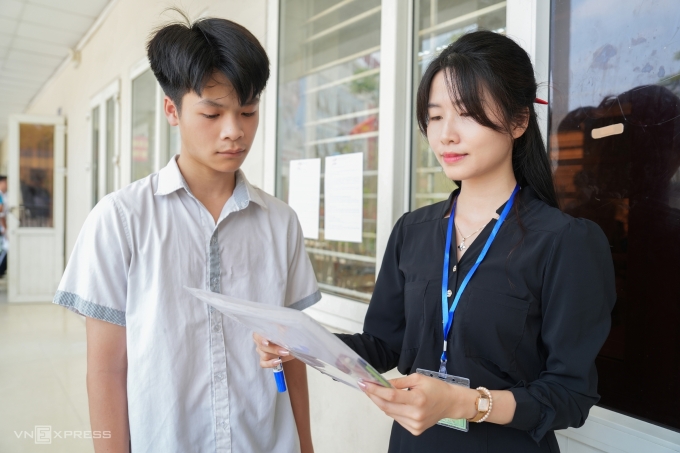 dsc09745-1751430760-1751615105-7275-1751615294 Học sinh làm thủ tục thi lớp 10 ở Hà Nội năm 2025. Ảnh: Tùng Đinh