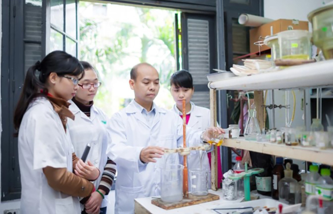 duoc11-1753271428-1301-1753272147 Giảng viên khoa Dược liệu hướng dẫn sinh viên nghiên cứu khoa học tại phòng thí nghiệm của trường Đại học Dược Hà Nội. Ảnh: Fanpage nhà trường
