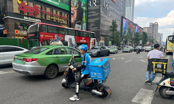 e-bike-jpeg-1752652616-1752652-4904-3084-1752652836 Một tài xế giao hàng bằng xe điện hai bánh ở Thành Đô, Trung Quốc ngày 28/5. Ảnh: Phiên An