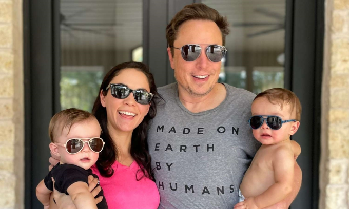 elon-musk-shivon-zilis-1-7ce59-2075-6235-1752747341 Tỷ phú Elon Musk và bạn gái Shivon Zilis cùng hai con Azure, Strider. Ảnh:X/Shivon Zilis