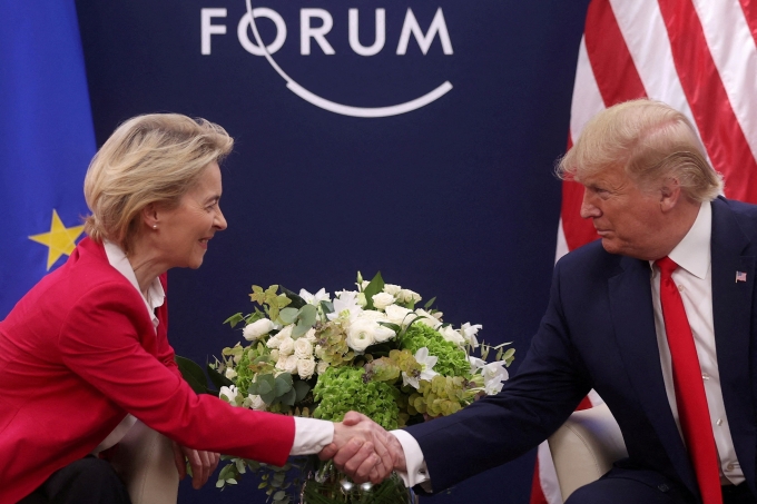 eu-us-reuters-1753506929-17535-8988-2169-1753507110 Chủ tịch Ủy ban châu Âu (EC) Ursula von der Leyen và Tổng thống Mỹ Donald Trump năm 2020. Ảnh: Reuters