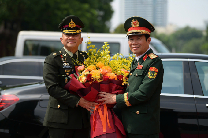 f4de097c3b2d8d73d43c-175162633-2573-5348-1751626403 Đại tướng Nguyễn Tân Cương (phải) đón tiếp đoàn của đại tướng Songwit Noonpackdee. Ảnh: Hoàng Phong