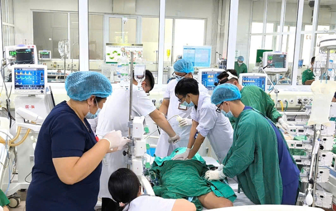 ff6aa42eea325c6c0523-175204844-1293-1871-1752048662 Y bác sĩ ép tim cấp cứu bệnh nhân. Ảnh: Bệnh viện cung cấp