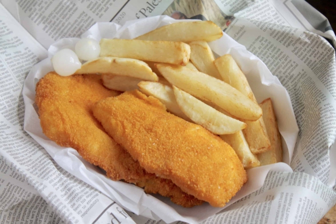 fullsizeoutput-ec71-jpeg-17532-6097-5435-1753254885 Món Fish and Chips (cá và khoai tây chiên) đặc trưng của người Anh. Ảnh: Christinas Cucina