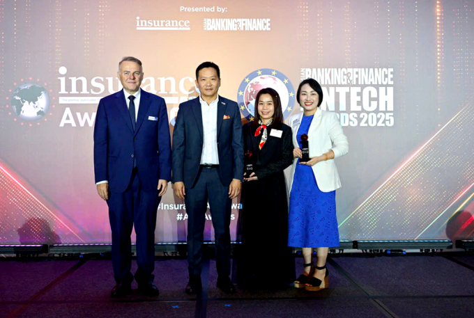 fwd-1752639790-9322-1752639973 Đại diện FWD Việt Nam nhận giải ở lễ trao giải Insurance Asia Awards, tổ chức tại Singapore. Ảnh: FWD