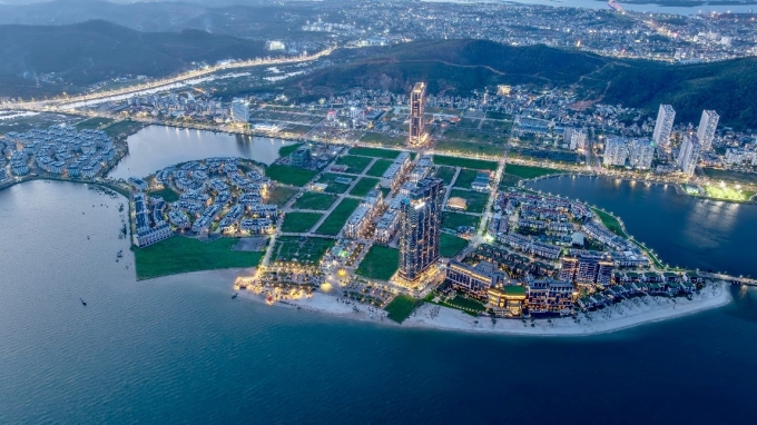 g2-1752109823-1586-1752110006 Quảng trường biển Halong Marina và tuyến phố đi bộ Halong Marina Square buổi tối, nhìn từ trên cao. Ảnh: BIM Group