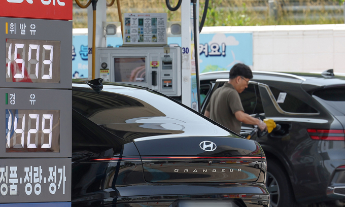 gas-3-1751957745-7574-1751957857 Một khách hàng đang tiếp nhiên liệu tại một trạm xăng ở Hàn Quốc. Ảnh: SBS