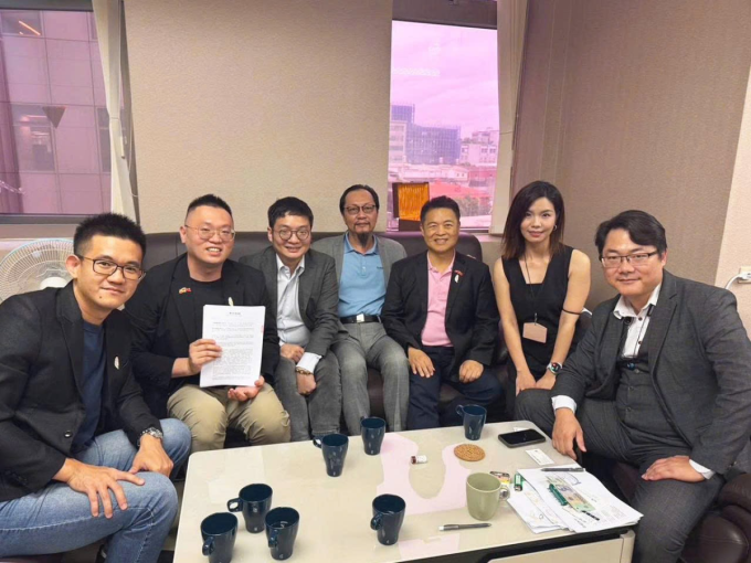ghkjsdh-1752223418-7756-1752223446 Ông Yu Hung-Wen (thứ hai từ trái) - Chủ tịch công ty Chuang Li Mei, và ông Liang Chien-Kuo (thứ tư từ trái) - Chủ tịch công ty Aeon Super AI, trong buổi ký kết hợp tác ở Tân Bắc. Ảnh: Lâm Chí Dục