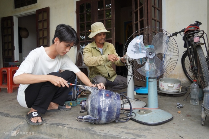 gia-huan-sua-dien-cung-cha-175-7216-6957-1753411194 Gia Huân sửa đồ điện cùng cha. Ảnh: Phạm Linh