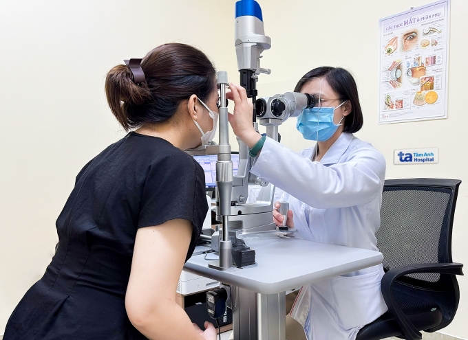 h1-1753490024-1674-1753490182-5933-1639-1753491265 Bác sĩ Thúy kiểm tra mắt bằng sinh hiển vi cho chị Châu. Ảnh: Bệnh viện Đa khoa Tâm Anh