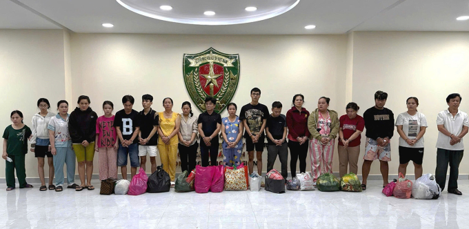 hanggia-1751343504-8760-1751343734-1 Những người tham gia sản xuất hàng giả. Ảnh: Công an cung cấp