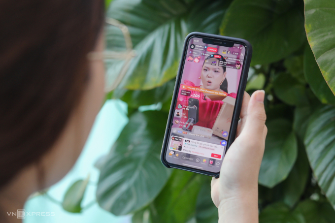 hangonline-27-jpg-1753855530-5511-1753856262-1 Người tiêu dùng xem livestream bán hàng qua mạng xã hội. Ảnh: Thành Nguyễn