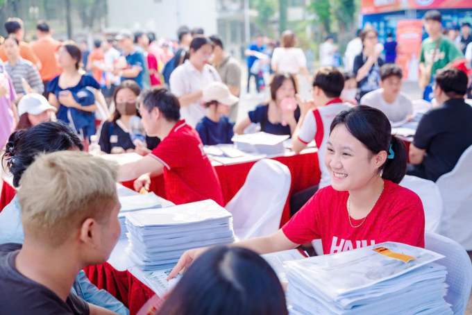 hanu1-1753083109-5325-1753083687 Gian hàng của Đại học Hà Nội tại Ngày hội tư vấn lựa chọn nguyện vọng đại học, cao đẳng 2025 hôm 19/7. Ảnh: HANU