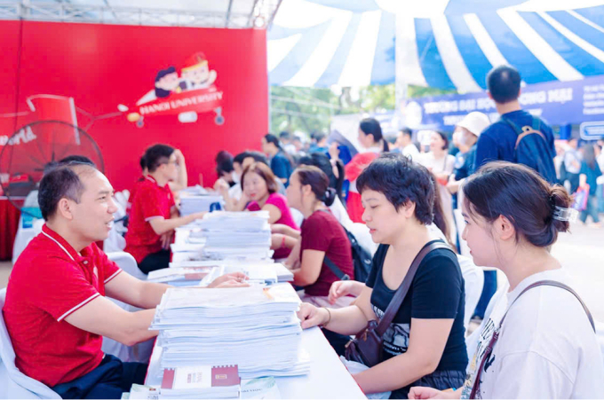 hanu2-1753249742-1264-1753250279 Gian hàng của Đại học Hà Nội tại Ngày hội tư vấn lựa chọn nguyện vọng đại học, cao đẳng 2025 hôm 19/7. Ảnh: HANU