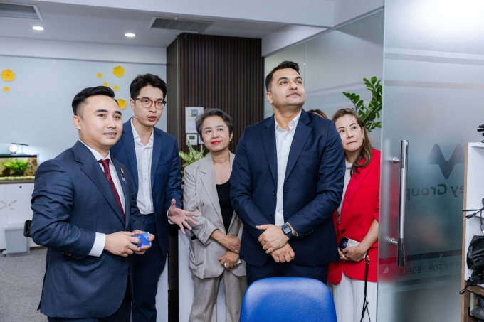 hfkjahdfjka-1752654671-2955-1752654832 Ông Hiren Krishnani (thứ hai từ phải sang) tham quan trụ sở Meey Group. Ảnh: Meey Group