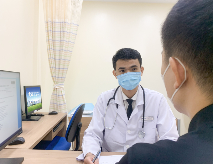 hi-nh-1-12-1752628608-17526286-8963-1307-1752634105 Bác sĩ Bắc khám cho một bệnh nhân tại Phòng khám Đa khoa Tâm Anh Quận 7. Ảnh minh họa: Trung Đoàn
