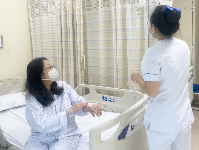 hi-nh-1-6-1752045024-175204512-7064-2880-1752046103 Bà Hoàng (trái) được điều dưỡng chăm sóc sau phẫu thuật. Ảnh: Bệnh viện Đa khoa Tâm Anh
