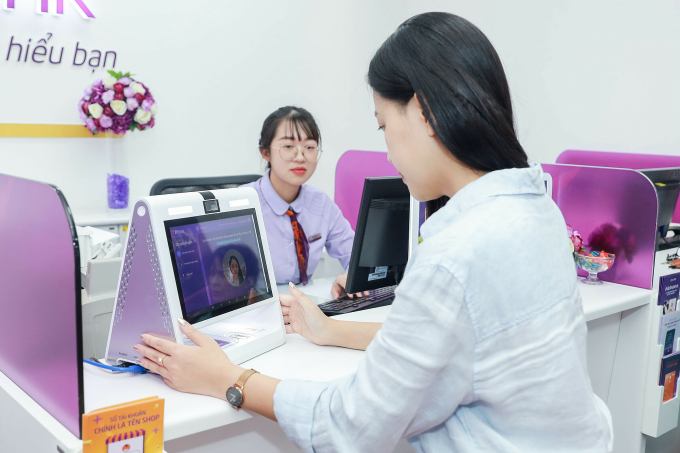 hieu0080-1753869212-1753869623-3347-1753869768 Khách hàng có thể chủ động thực hiện nộp rút tiền với máy eCM tại quầy giao dịch mà không cần nhờ giao dịch viên. Ảnh: TPBank