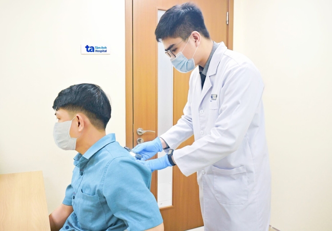 hinh-1-14-1751450821-4856-1751-3508-7154-1751498847 Bác sĩ Trí đánh giá hiệu quả điều trị cho người bệnh. Ảnh: Bệnh viện Đa khoa Tâm Anh