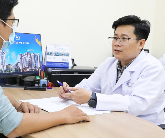 hinh-1-16-1-1751596206-2285-1751596271 Ths.BS.CKII Dương Quang Huy tư vấn cho người bệnh. Ảnh minh họa: Hoài Thương