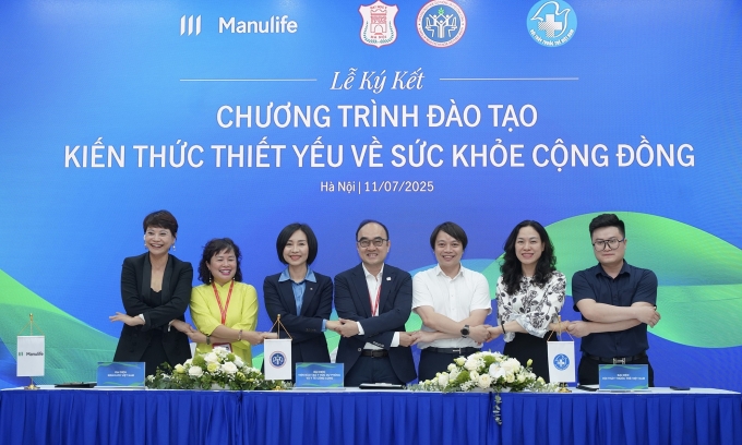 hinh-1-2-jpg-1752550542-175255-7162-3852-1752550681 Đại diện các bên tại lễ ký kết chương trình đào tạo kiến thức thiết yếu về sức khỏe cộng đồng. Ảnh: Hiền Hà