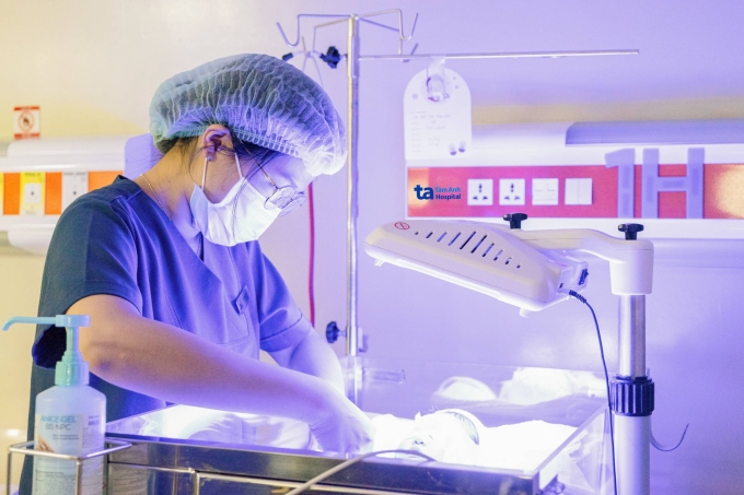 hinh-1-3-1-1752203479-7819-1752203565 Một bệnh nhi được chiếu đèn điều trị vàng da sinh lý. Ảnh minh họa: Bệnh viện Đa khoa Tâm Anh
