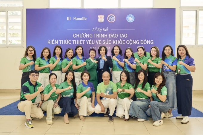 hinh-2-1752550570-1449-1752550681 Đại diện Manulife cùng đội ngũ nhân viên tư vấn tại lễ ký kết. Ảnh: Hiền Hà