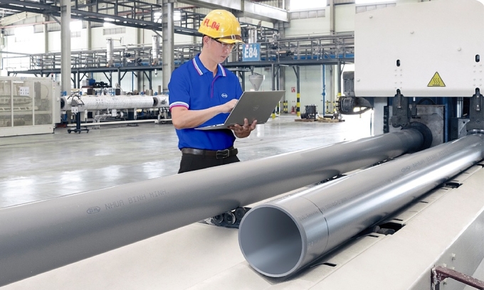 hinh-2-nbm-ap-dung-giai-phap-h-3664-5773-1753258825 Nhân viên đang kiểm tra ống nhựa tại nhà máy. Ảnh: BMP