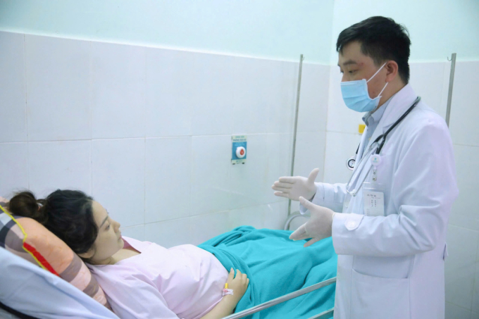 hinh-3-final-1752559481-1930-1752559519 Sản phụ được bác sĩ chăm sóc sau hậu phẫu. Ảnh: Thái Hà