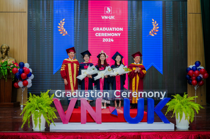 hinh-4-jpg-1752637506-17526377-4162-6477-1752637948 Lãnh đạo Đại học Đà Nẵng trao hoa và giấy khen cho các Tân thủ khoa tại lễ tốt nghiệp năm 2024. Ảnh: VNUK