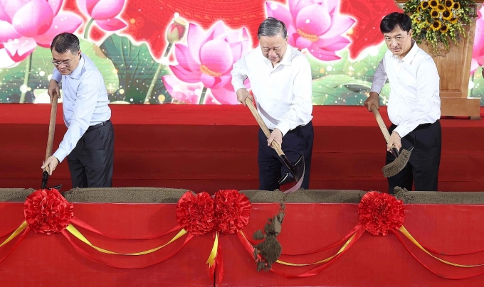 hinh-anh-1-1753591835-17535919-6600-9150-1753592433 Tổng Bí thư Tô Lâm và các đại biểu thực hiện nghi thức khởi công Trường liên cấp tiểu học, trung học cơ sở xã Si Pa Phìn, tỉnh Điện Biên, sáng 27/7. Ảnh: TTXVN