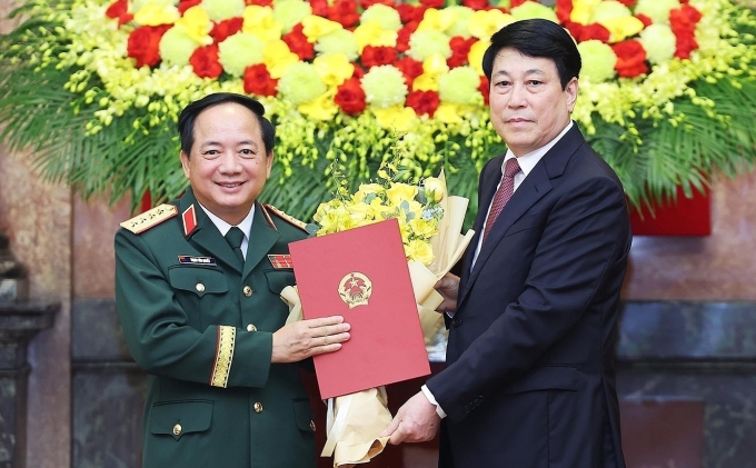 hinh-anh-1752460172-1752460214-4803-1752460678 Chủ tịch nước Lương Cường trao quyết định thăng quân hàm từ thượng tướng lên đại tướng cho Chủ nhiệm Tổng cục Chính trị Quân đội nhân dân Việt Nam Trịnh Văn Quyết, sáng 14/7. Ảnh: TTXVN