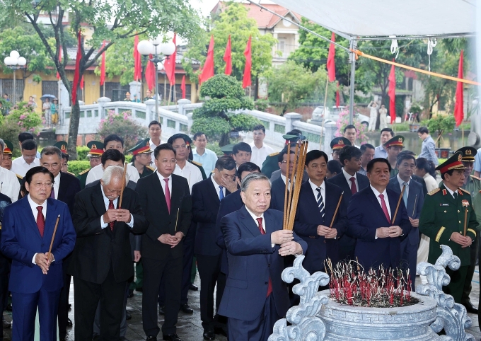 hinh-anh-5-1751366445-17513664-7975-7664-1751367304 Tổng Bí thư Tô Lâm và các lãnh đạo, nguyên lãnh đạo Đảng, Nhà nước dâng hương tại Nhà tưởng niệm Tổng Bí thư Nguyễn Văn Linh ở tỉnh Hưng Yên. Ảnh: TTXVN