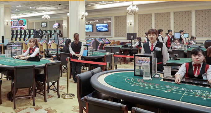hinh-anh-png-4851-1690514485-1-7391-7354-1753413695 Bên trong casino thuộc sở hữu của Quốc tế Hoàng Gia. Ảnh: RIC