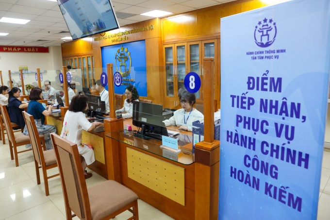 hn-7-1751343274-3499-1751343323 Người dân đến làm thủ tục hành chính tại chi nhánh số 3 Trung tâm phục vụ hành chính công TP Hà Nội. Ảnh: Ngọc Lan