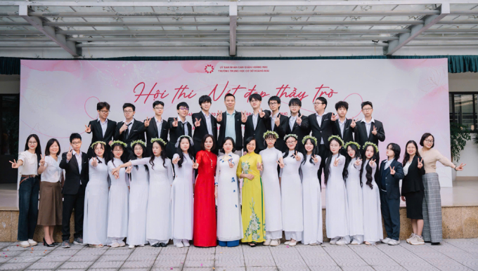 hoang-mai-1751689846-8915-1751693679 Cô Hường (áo dài đỏ) và tập thể lớp 9HM, trường THCS Hoàng Mai. Ảnh: Nhân vật cung cấp