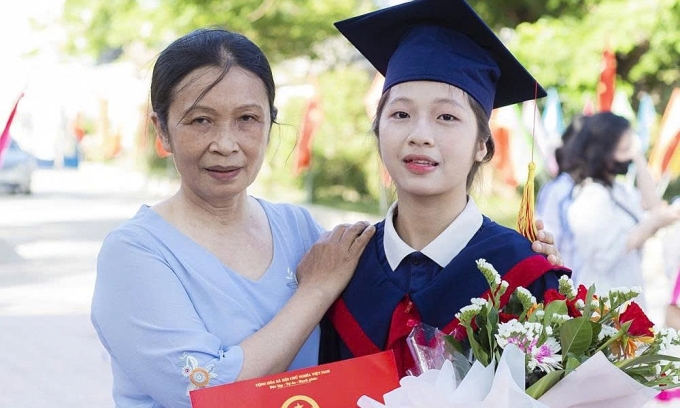hoang-mi-cung-me-1752033521-51-2846-6190-1752036690 Hoàng Mi cùng mẹ khi nhận bằng tốt nghiệp THCS. Ảnh: Nhân vật cung cấp