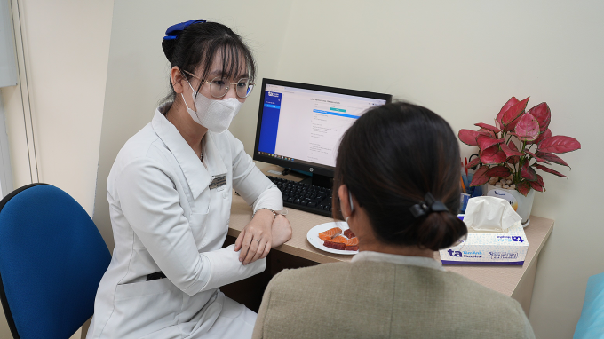hong-van-1753318400-1753318409-8866-1753318589 Chuyên viên dinh dưỡng Hồng Vân tư vấn cho người bệnh. Ảnh minh họa: Bệnh viện Đa khoa Tâm Anh