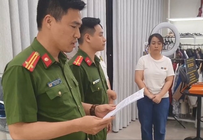 hu-o-ng-1752122339-1752122365-2774-1752122468 Công an đọc lệnh tạm giữ với Hường. Ảnh: Công an Hà Nội