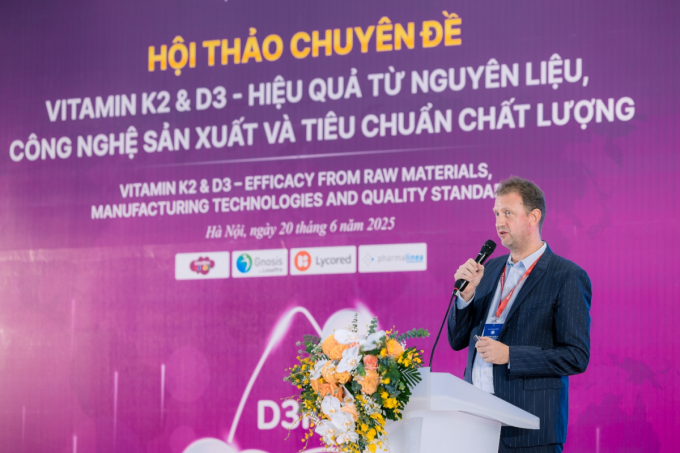 image-176446516-extractword-1-5861-6063-1751438717 Ông Marco Atanassi, đại diện Tập đoàn Gnosis by Lesaffre chia sẻ quy trình sản xuất vitamin K2 tự nhiên, tinh khiết. Ảnh: Viện Y học Ứng dụng Việt Nam