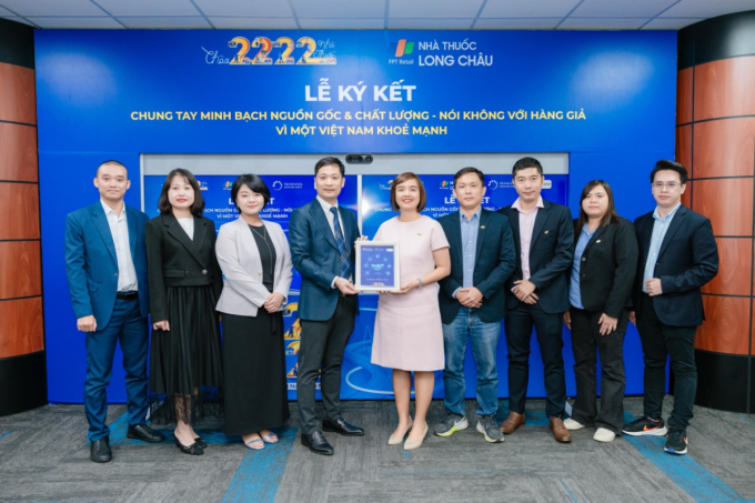 image-434713457-extractword-1-8248-8767-1752740932 Đại diện các bên chụp ảnh tại sự kiện. Ảnh: Nhà thuốc Long Châu