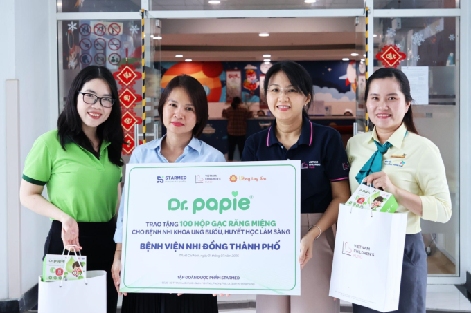 image-514542843-extractword-0-3517-5380-1751527829 Đại diện nhãn hàng Dr.Papie và chương trình Vòng tay ấm trao quà hỗ trợ. Ảnh: Dr.Papie
