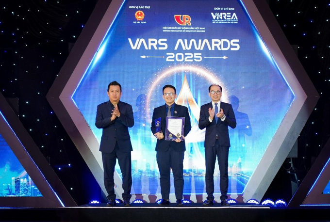 image-657513650-extractword-1-5667-8795-1752469176 Ông Nguyễn Quốc Anh - Phó tổng giám đốc Batdongsan nhận giải Top 1 Thương hiệu Công nghệ bất động sản Việt Nam tại VARS Awards. Ảnh: Batdongsan