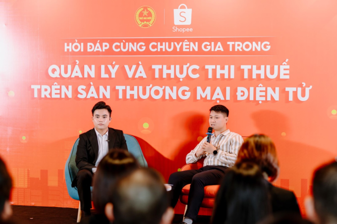 image-857635101-extractword-1-2525-7520-1753435010 Ông Trần Trọng Ninh, Chuyên viên chính, Chi cục Thuế thương mại điện tử - Cục Thuế (bên phải) giải đáp thắc mắc của nhà bán. Ảnh: Shopee