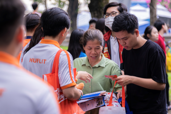 image-extractword-0-out-1771-1753336080 Nhiều phụ huynh, học sinh được giới thiệu các chương trình học và mức học phí tương ứng. Ảnh: HUFLIT