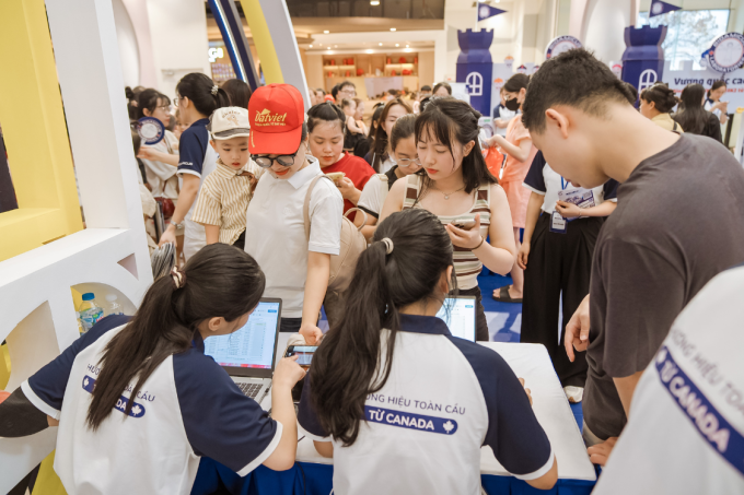 image-extractword-0-out-2688-1753263494 Phụ huynh và các bé check in vào cuộc thi. Ảnh: BioAmicus