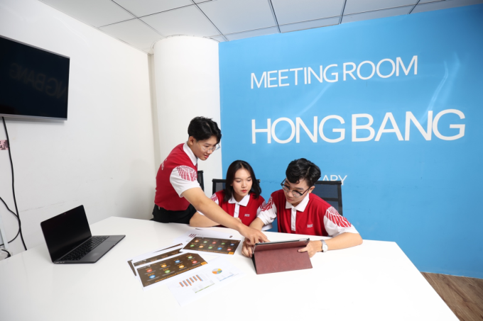 image-extractword-0-out-5540-1751974786-1 Sinh viên thảo luận tại phòng học của trường. Ảnh: HIU