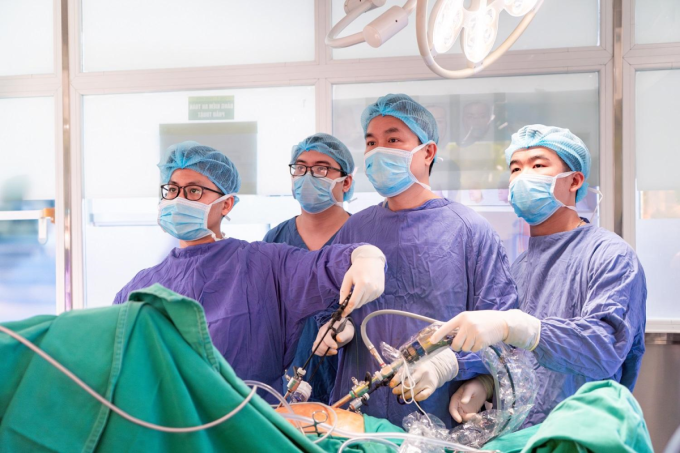 image-extractword-1-out-5772-1753240632-1 ThS. BS Cù Trung Kiên và ekip phẫu thuật nội soi cắt u nhầy ruột thừa. Ảnh: Bệnh viện Đa khoa Hồng Ngọc