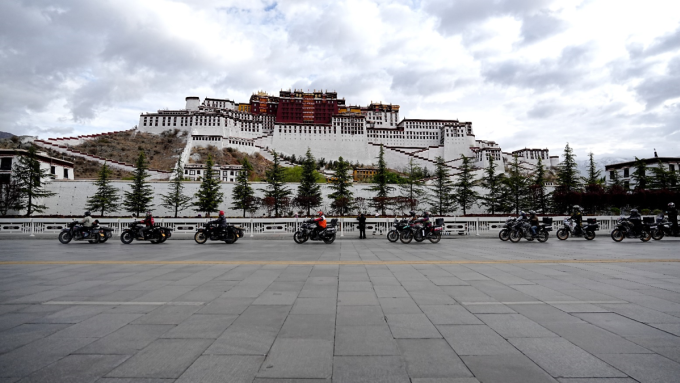 image-extractword-1-out-6433-1753695650 Đoàn đi qua các tu viện cổ tại Tây Tạng. Ảnh: MotoTours Asia