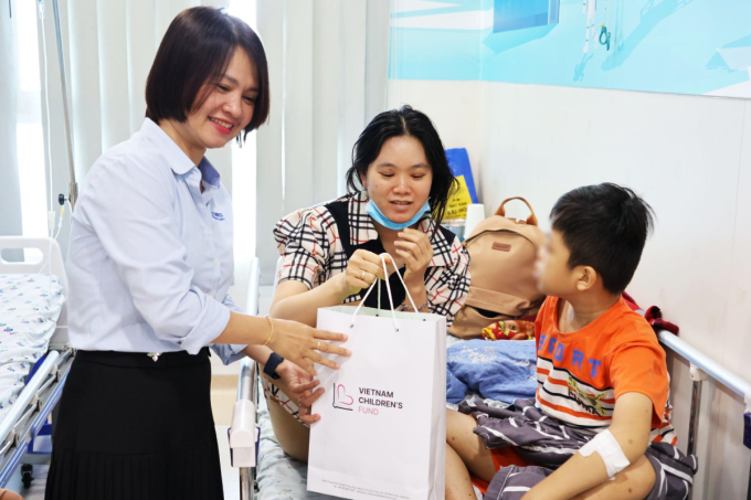 image-extractword-2-out-6044-1751527831 Chương trình thiện nguyện mang đến vật phẩm thiết yếu đồng thời gửi gắm sự thấu cảm và tinh thần sẻ chia. Ảnh: Dr.Papie